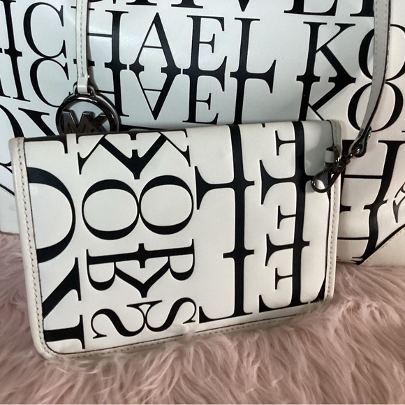 Michael Kors large tote and pouch in black and white monogram embossed leather - Picture 5 of 13